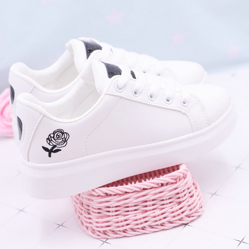 Weiße Damenschuhe mit Rosenmotiv