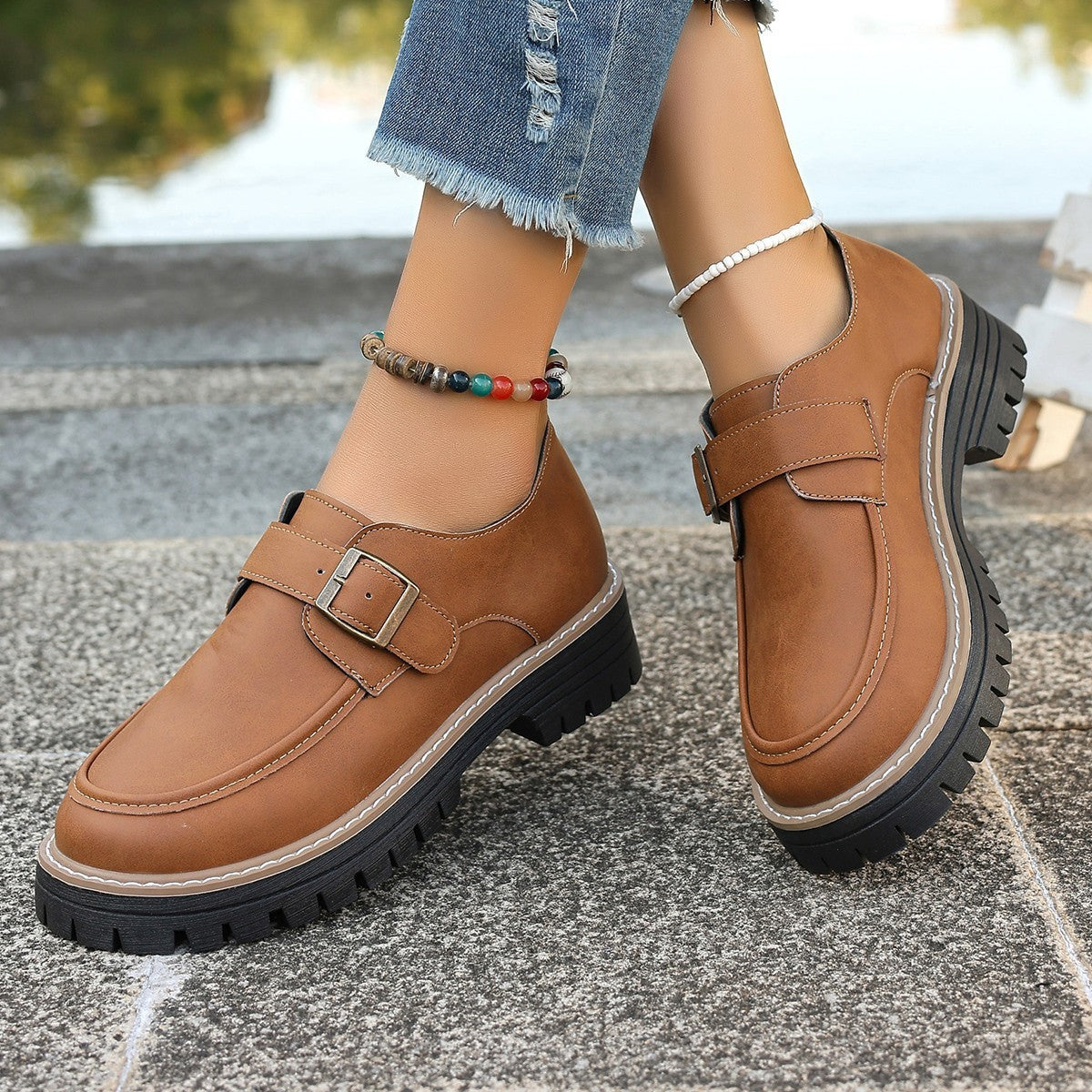 Modische Loafer mit Schnalle für Damen im britischen Stil, die die Körpergröße erhöhen und Freizeitschuhe mit dicken Sohlen sind